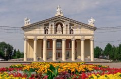 Нижнетагильский драматический театр продаёт билеты онлайн.