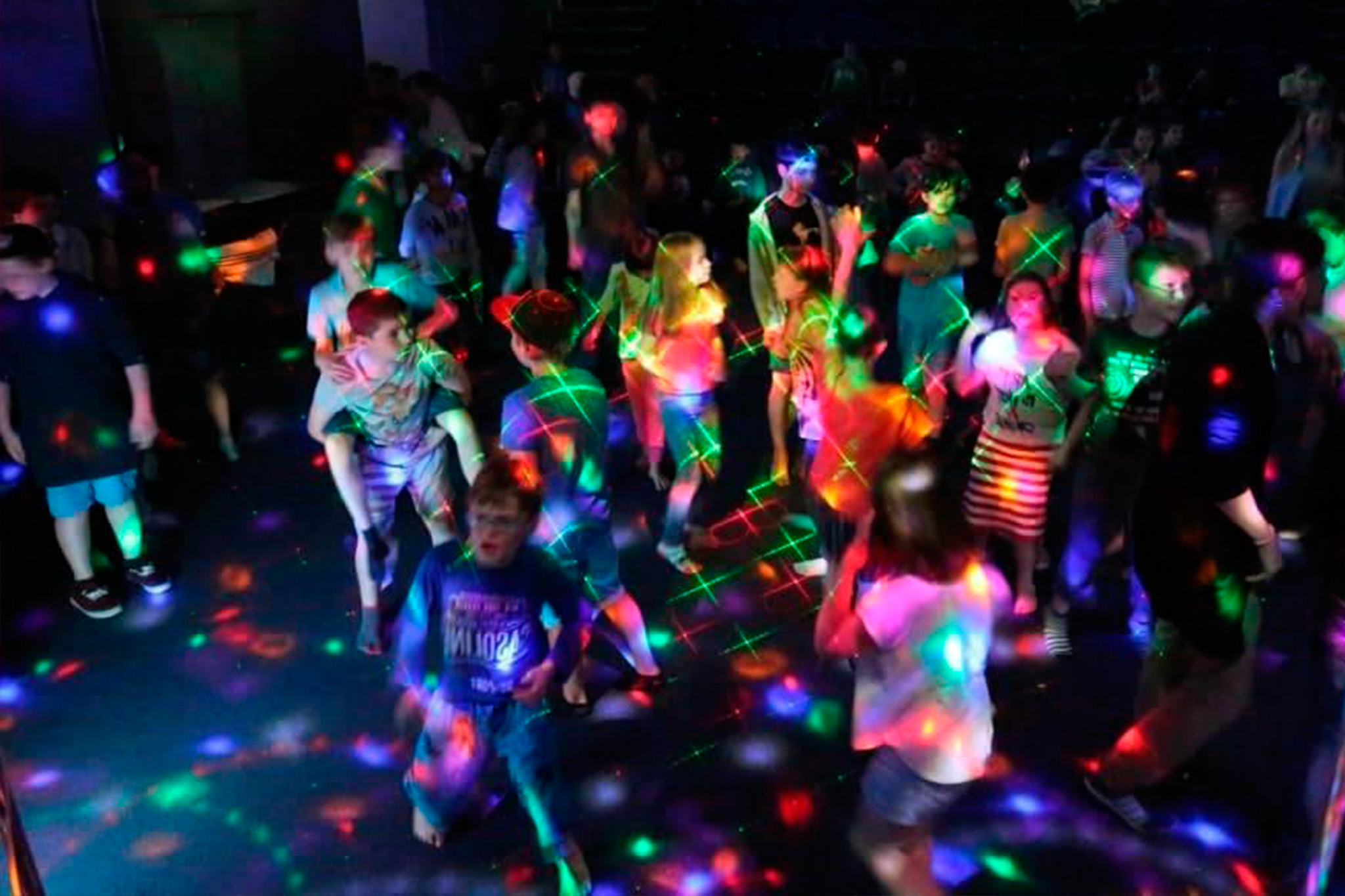 Дискотека. Молодежная вечеринка. Диджей в ресторане. Танцуют на дискотеке. Как устроить дискотеку дома.
