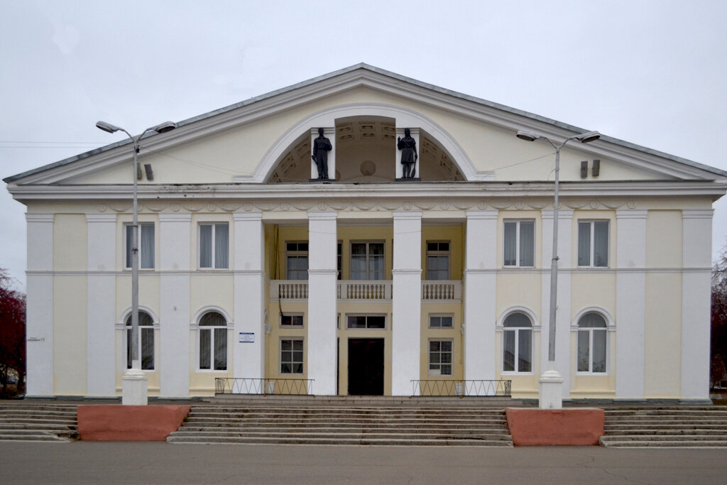 Дк заря самара адрес. ДК Заря Сарапул. Сарапул дворец культуры. Дом культуры Заря Самара. Электрозаводская 15 Сарапул.